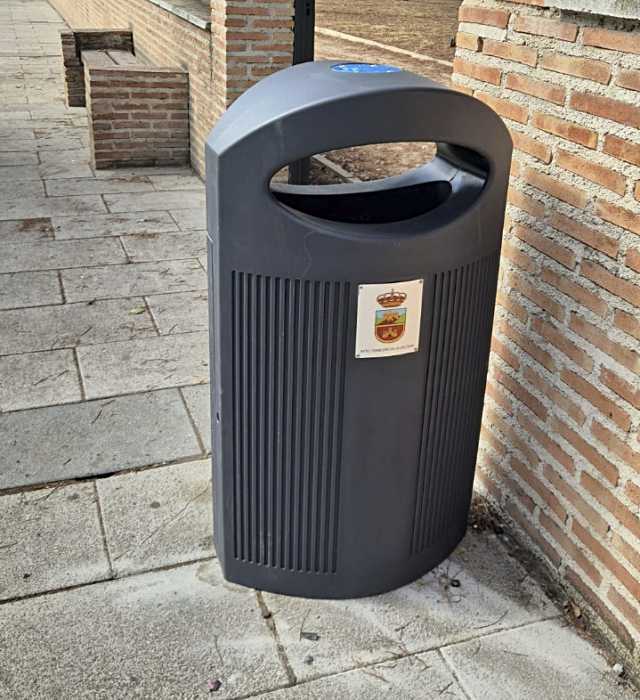 Torrejón de la Calzada ha instalado nuevas papeleras en el municipio