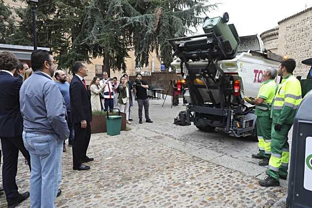 Toledo implementa una campaña de recogida de vidrio de los locales de hostelería en su puerta