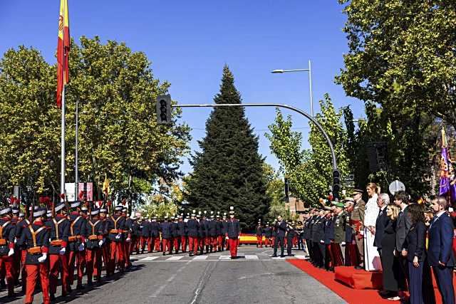 Pozuelo de Alarcón rinde homenaje a la Bandera con una gran afluencia de vecinos y visitantes