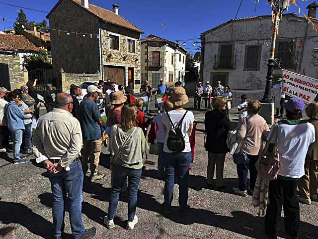 Manifestación en Navarredonda de Gredos para condenar la situación en Gaza