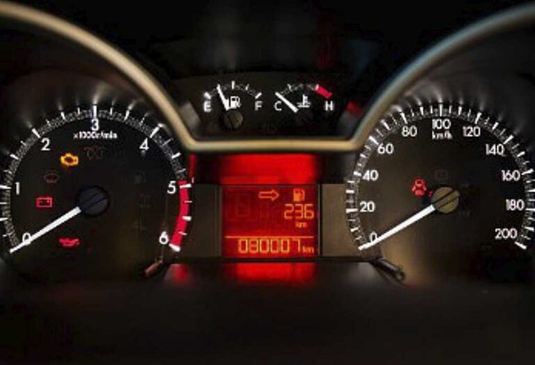 Conduce con seguridad. Aprende a identificar las luces esenciales que pueden evitarte un accidente