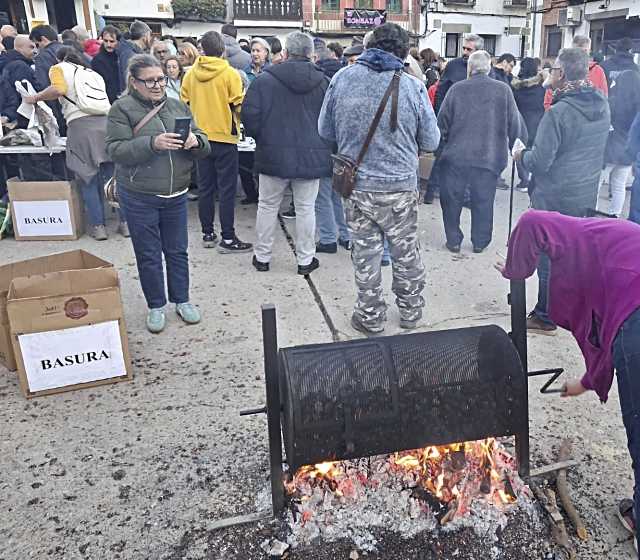 La calbotada, una celebración otoñal en Cuevas del Valle, reunió a locales y turistas