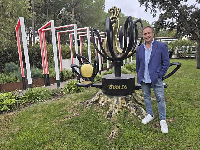 Alfredo Merillas, propietario de ‘Frívolos’: “La zona norte de Madrid necesitaba un sitio con cena, espectáculo y música en directo”