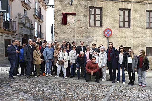 Toledo descubre una placa de honor en la Plaza del Horno de la Magdalena reconociendo los 60 años de trabajo de Apanas
