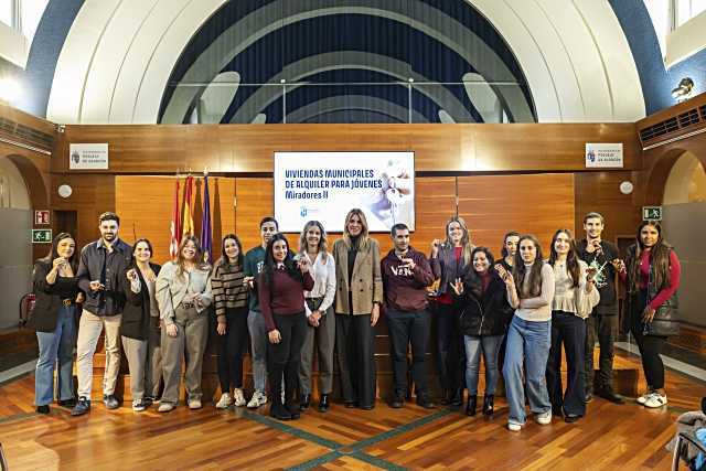 Pozuelo de Alarcón entrega llaves a los primeros 19 jóvenes adjudicatarios de viviendas de alquiler