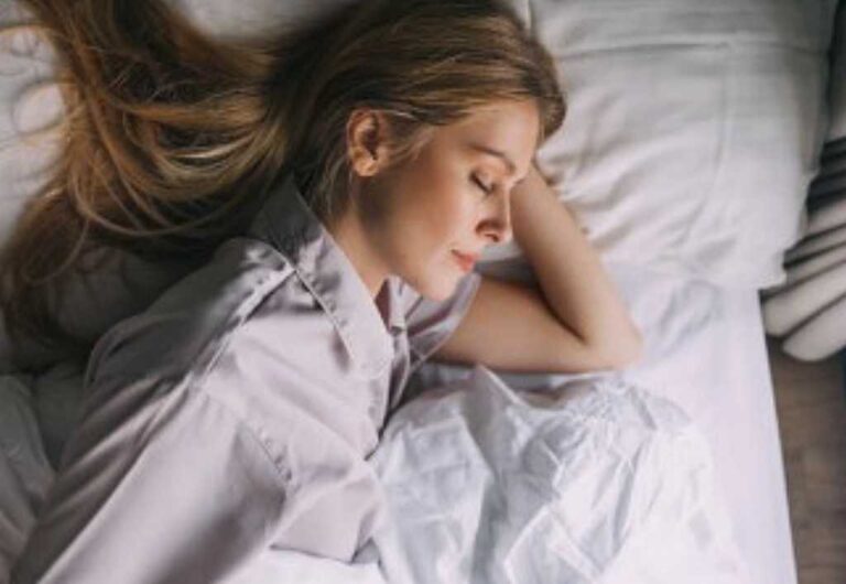 Dormir mejor empieza en el plato: así influye tu alimentación en un descanso reparador