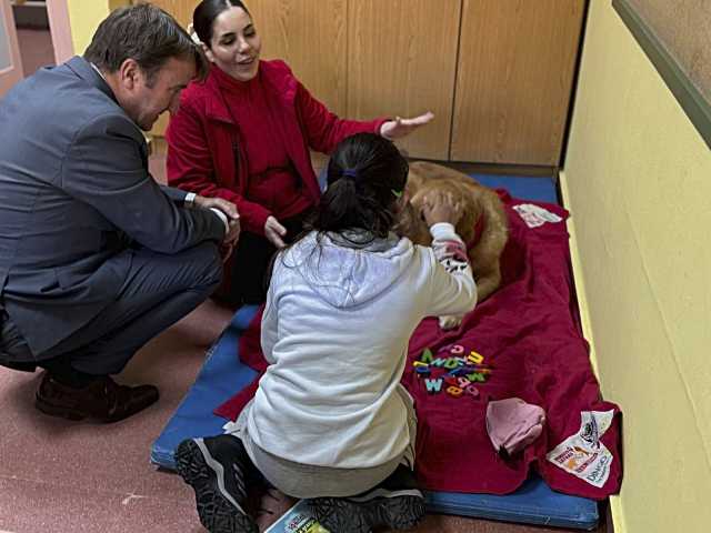 El alcalde de Tres Cantos visitó el programa Perros y Letras en el colegio Antonio Osuna