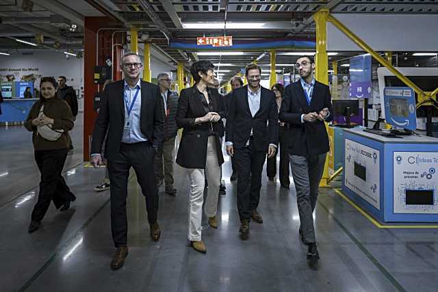 La ministra de Inclusión, Elma Saiz, ha visitado el centro de Amazon en Illescas
