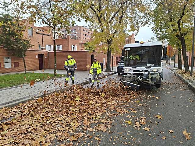 Tres Cantos inicia la campaña anual de recolección de hojas para mejorar la limpieza municipal