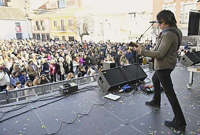 Celebración de las festividades con conciertos en la plaza de la Constitución