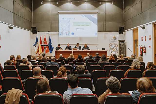 Reunión en el Auditorio de Navalcarbón en Las Rozas para discutir el Plan SEFINUR