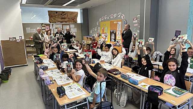 El Ayuntamiento de Illescas reparte un libro a los alumnos de cuarto de primaria de todos los colegios