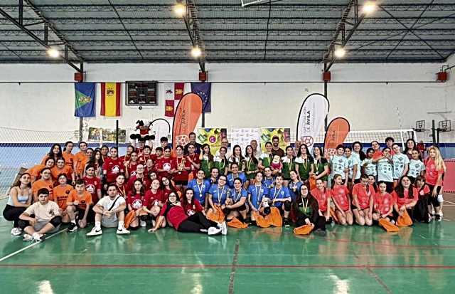 El equipo de voleibol infantil del Ayuntamiento de Arenas de San Pedro gana el torneo de Juegos Escolares