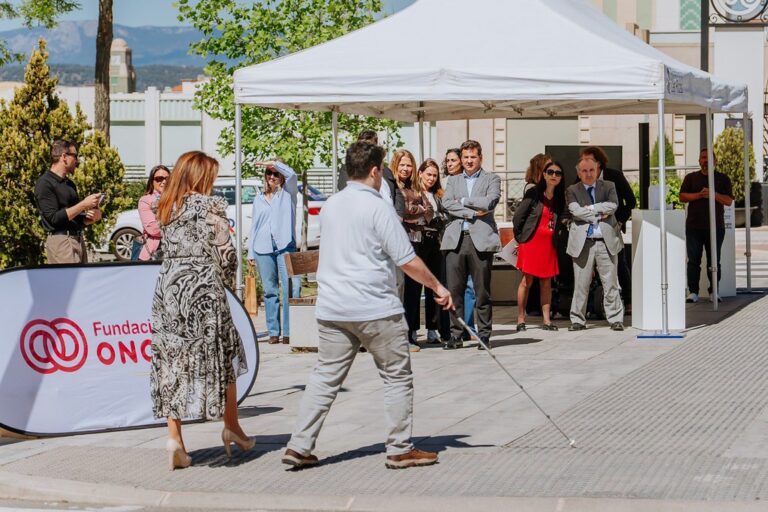 Las Rozas implementa un sistema innovador para proteger a peatones con discapacidad en cruces sin semáforo