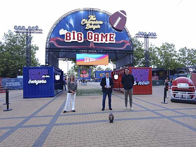 El alcalde de Las Rozas inaugura la Feria Champions Burger en un ambiente festivo