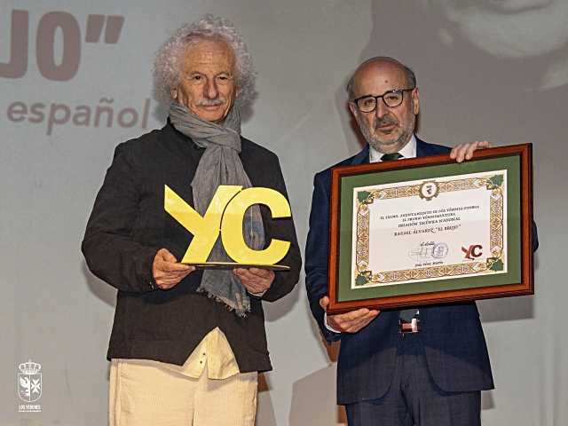‘El Brujo’ recibió el Premio Yébenes Cultura a la Creación Escénica Nacional de las manos del alcalde