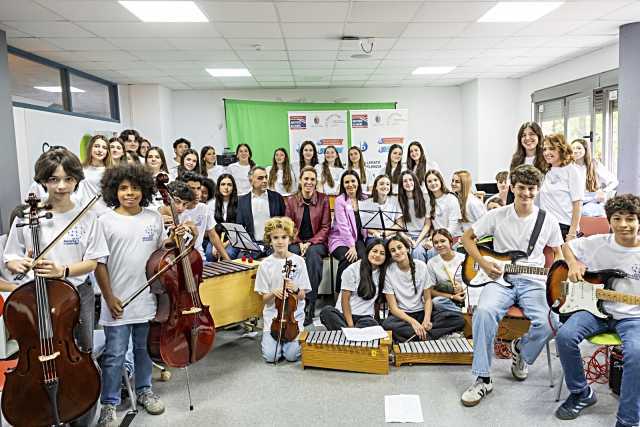 La consejera de Educación de Madrid visita el IES Gerardo Diego en el Día de Europa