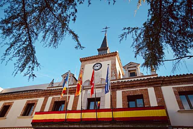 El alcalde de Las Rozas expresa su preocupación por la saturación de servicios sociales debido a la regularización de inmigrantes