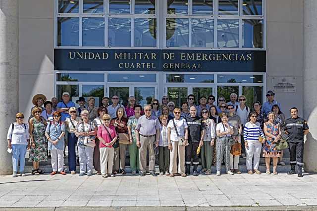 Estudiantes de la Universidad de la Experiencia de Arévalo visitan el Cuartel General de la UME