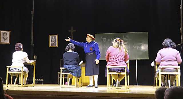 Hierbabuena Teatro presenta El florido pensil (niñas) en la provincia de Ávila con fines benéficos