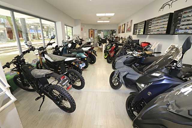Inauguración de una nueva tienda de motos en Mercacentro, Tres Cantos