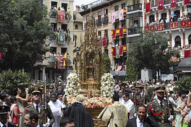 Más de 6000 elementos decorativos engalanan Toledo en su día grande, el Corpus Christi