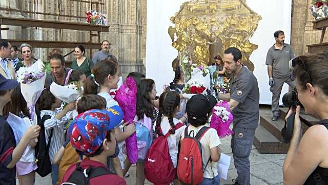 Alumnos de 17 colegios de Toledo han participado en la ofrenda floral por el Coprus