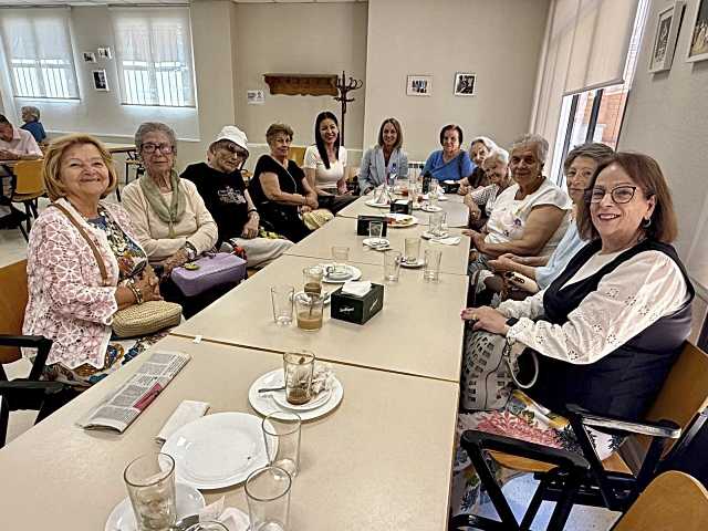 La alcaldesa de Majadahonda visita el taller ‘Compra inteligente y alimentación sana’