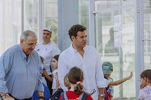 El alcalde de Las Rozas, José de la Uz, visita campamentos de verano en la ciudad