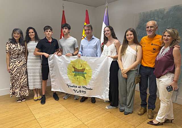 Tres Cantos da la bienvenida a jóvenes seleccionados para la Expedición Vuelta al Mundo 2026