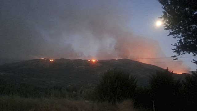 El incendio forestal en Burgohondo permanece fuera de control y alcanza el nivel 2 de gravedad