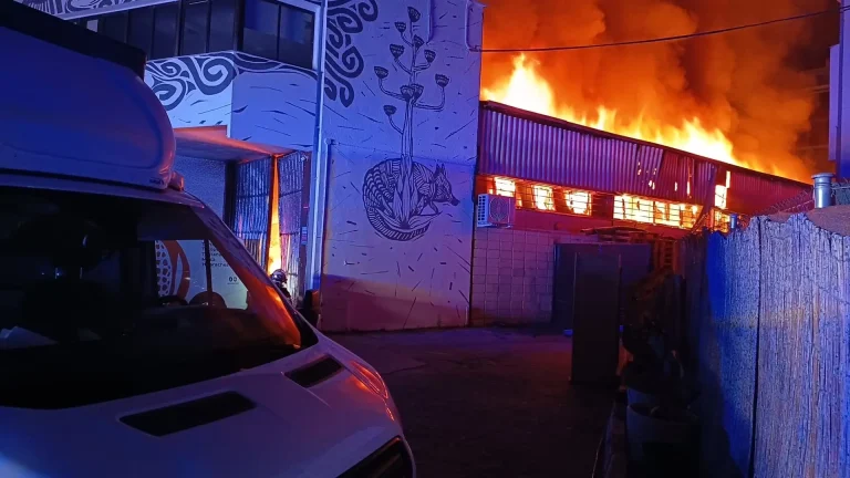 Un incendio destruye la fábrica de Maíz Maya en Alcobendas y deja en el aire el futuro de 46 trabajadores