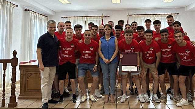 El Ayuntamiento de nambroca recibió al C.F Nambroca por el ascenso de su equipo senior