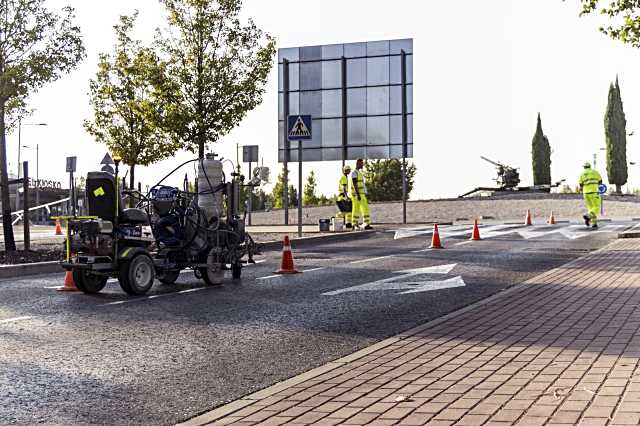 Boadilla renueva la señalización horizontal para mejorar la seguridad vial