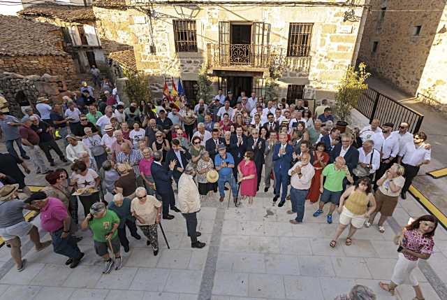 Alfonso Fernández Mañueco inaugura la modernizada Plaza de España en Navacepeda de Tormes