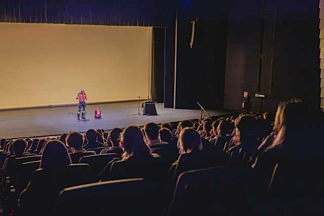 Estudiantes de Pozuelo de Alarcón se informan sobre los peligros de conducir bajo los efectos del alcohol