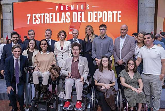 El Club de Natación Pozuelo recibe uno de los Premios Siete Estrellas de la Comunidad de Madrid
