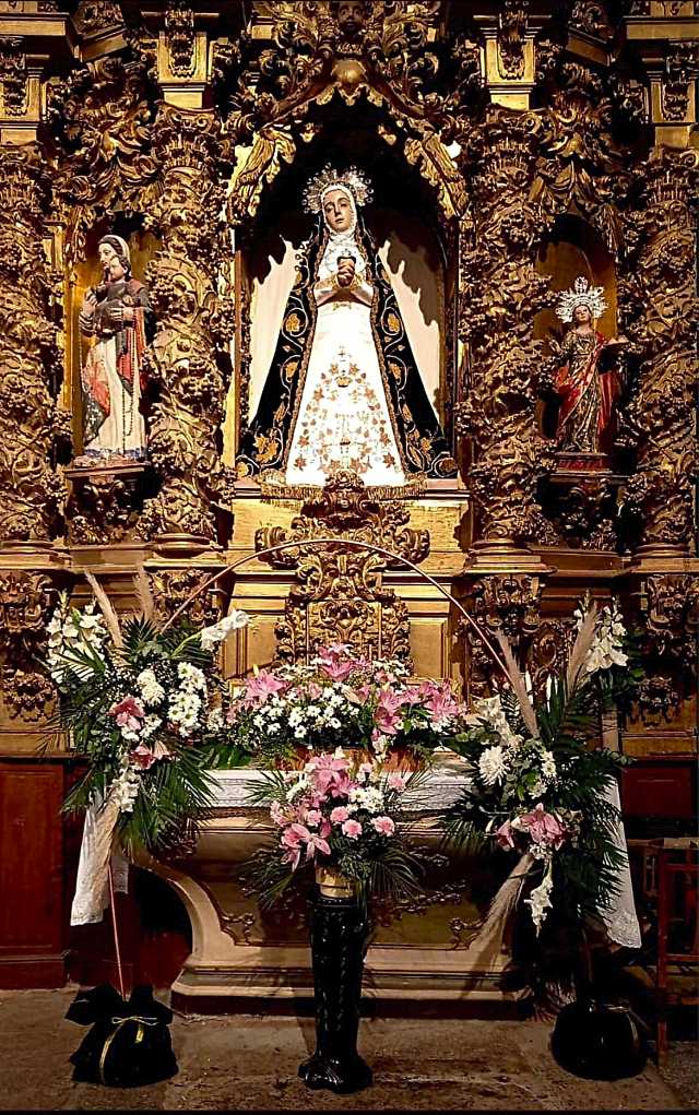 La Cofradía de la Virgen de la Soledad de Velayos celebra el centenario de su cetro