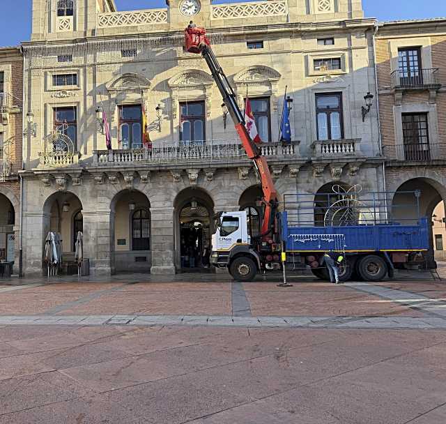 Ávila instala la iluminación ornamental de Navidad, que se encenderá a finales de noviembre